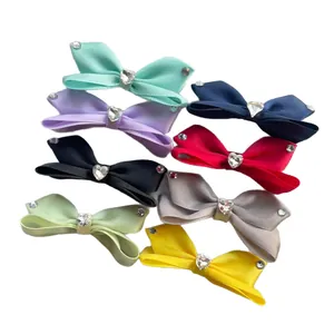 Set di fiocchi per capelli in raso colorato con brillanti strass a forma di cuore al centro