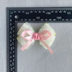 Vue détaillée du nœud floral de 85mm avec règle montrant la structure en tissu à trois couches