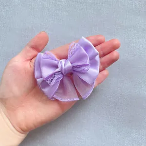 Detail van handgemaakte paarse satijnen strik met kant en organza voor haar of schoenen