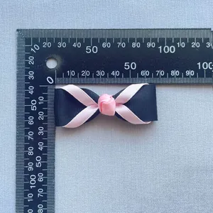Vista ravvicinata di un fiocco in gros-grain fatto a mano da 48mm blu e rosa