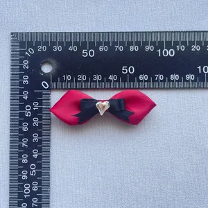 Rote und schwarze Strass-Schleife mit Herzstein, 50 mm lang, auf einer Skala gemessen