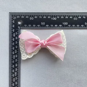 Detailansicht einer doppellagigen Spitzenschleife mit rosa Band und Spitze, Maß ca. 90mm
