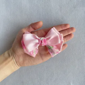 Détail d'accessoire nœud rose en satin avec motif floral doux pour cheveux lolita