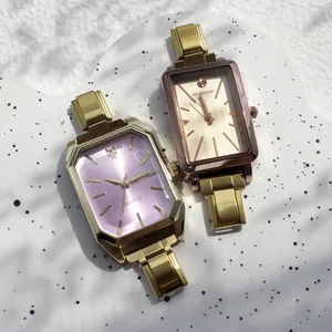Dettagli di orologi al quarzo quadrati con quadranti viola e champagne e cinturini dorati