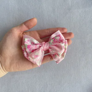 Détail d'un nœud papillon rose à fleurs pour accessoires cheveux Lolita et décoration textile