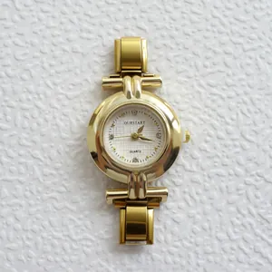 Dettaglio macro dell'orologio al quarzo dorato con quadrante bianco e diamanti incastonati