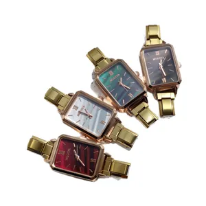 Quadratische Quarzuhren mit Metallarmbändern in Rot, Grün, Weiß und Grau