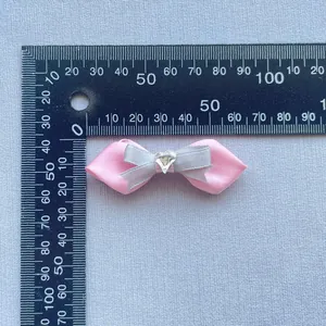 Detail der rosa Satin-Strass-Schleife (4,5 cm) für DIY-Haarschmuck und Deko