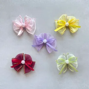 Detailansicht handgefertigter Chiffon-Bögen in fünf Farben mit weißen Harzrosen in der Mitte