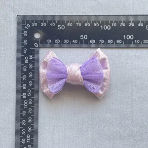 Elegante accessorio per capelli con fiocco in pizzo rosa e viola e tessuto glitterato