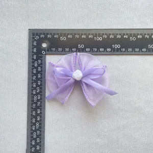Elegante lila Organza-Schleife mit weißer Rose, ca. 45-50 mm breit für Haarschmuck