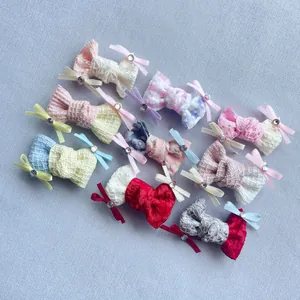 Dettaglio di piccoli fiocchi colorati fatti a mano con decorazione di strass al centro