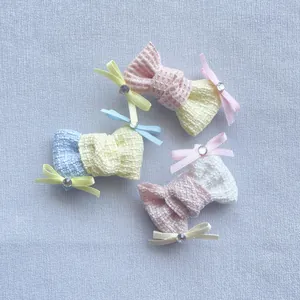 Dettaglio di fermagli per capelli in maglia fatti a mano con nastri e piccoli strass