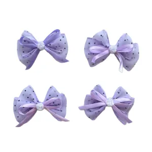 Lot de quatre nœuds en résille violette à pois avec petites roses blanches pour DIY