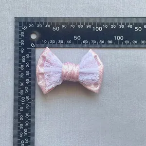 Fiocco per capelli rosa con paillettes e pizzo bianco, dimensioni circa 8,5x5,5 cm