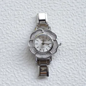 Orologio al quarzo da donna a forma di fiore argento con cinturino a maglie in metallo