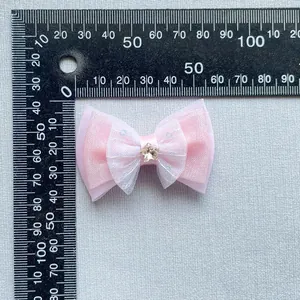Fiocco in tulle rosa a tre strati con stella dorata e dettagli in tulle a pois