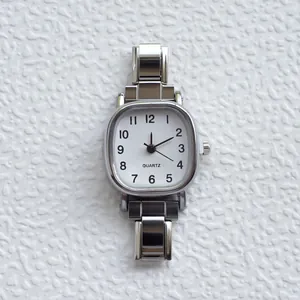 Dettaglio dell'orologio al quarzo in acciaio argento con quadrante bianco e cinturino