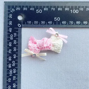Fiocco in pizzo rosa e bianco fatto a mano con strass per abiti da bambola e accessori fai-da-te