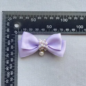 Handgefertigte lila Schleife mit geschichteten Bändern und Perlenanhänger, 5.5cm