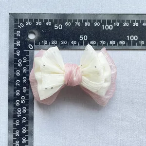 Misura dettagliata del fiocco in tessuto con cristalli in tulle rosa e crema