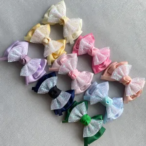 Draufsicht von neun bunten DIY-Netzschleifen mit Glitzer für Haarschmuck-Zubehör