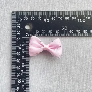 Detalle de lazo de seda rosa con diamantes de imitación de 3,5 cm por 2,0 cm