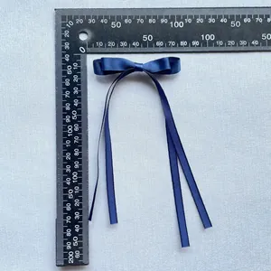 Nœud en ruban de satin bleu marine pour accessoires avec règle de mesure métrique incluse