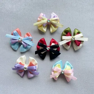 Vue détaillée de nœuds en satin multicouches avec strass en forme de cœur brillant