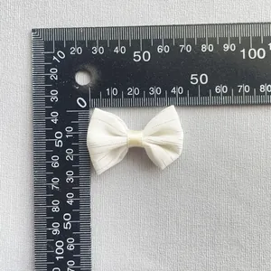 Detalle de lazo blanco de 35mm con rayas plateadas y regla de medición