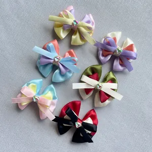 Vue détaillée de nœuds en satin faits main multicouches avec cristal cœur en six couleurs