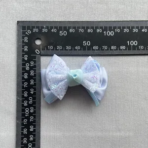 Hellblaue Netztüll-Schleife mit lila Pailletten für DIY-Haarschmuck und Bastelarbeiten