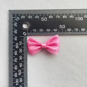 Detalle de lazo de satén rosa con diamantes de imitación de 45 mm para manualidades DIY