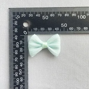 Detalle de lazo de malla verde menta 35mm para manualidades DIY y accesorios