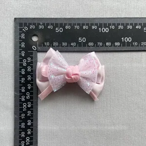 Detailansicht einer rosa Netzschleife mit Pailletten und Maßangabe von 85mm Länge