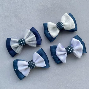 Détail de nœuds faits main à double couche en satin bleu marine et maille délicate