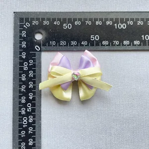 Nœud en satin tricolore avec strass en cœur et règle de mesure pour accessoires
