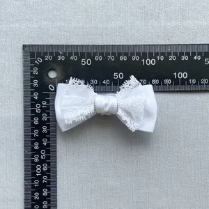 Witte satijnen strik met kant voor DIY haarspelden en accessoires van 75 mm lengte