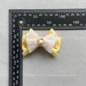 Detail einer 7,5 cm handgefertigten Netzschleife mit bunten Pailletten und gelbem Satin