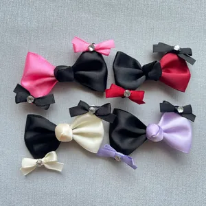Detailansicht handgefertigter Satin-Schleifen mit Strasssteinen für DIY-Haarschmuck