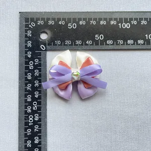 Détail d'un nœud en ruban fait main avec strass en cœur pour accessoires de cheveux et déco