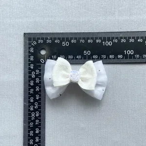Elegante witte tule harikstrik met 3D-roos en strass-steentjes, breedte van 8,5 cm
