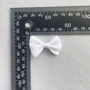 Vista de tamaño del lazo pequeño de satén blanco con cuentas para accesorios de cabello