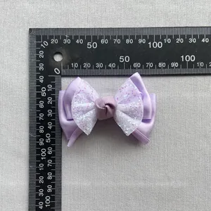 Detailansicht der DIY lila Netzschleife mit Glitzer-Mesh und Satinband für Handwerksarbeiten