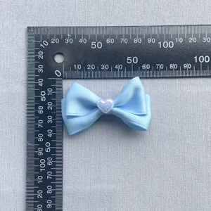 Fiocco in nastro di raso blu con cuore, misurato 45x30mm per decorazioni fai-da-te