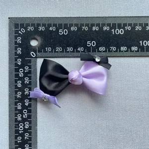 Detail von 85mm handgefertigtem Satin-Schleifenzubehör mit Strass und Maßangabe