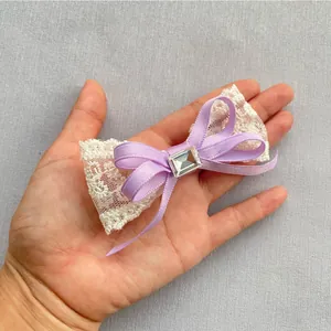 Dettaglio del fiocco fatto a mano con pizzo e cristallo per accessori capelli fai da te
