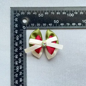 Nœud multicouche avec strass en cœur et règle pour mesurer les dimensions exactes
