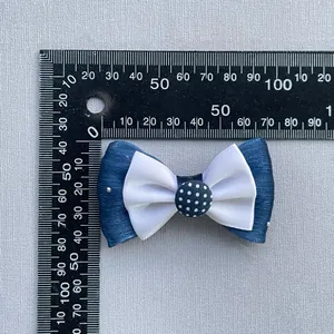Détail d'un nœud papillon double couche bleu marine et blanc avec règle de mesure