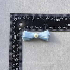 Lazo de cinta azul claro hecho a mano con perla para manualidades y decoración